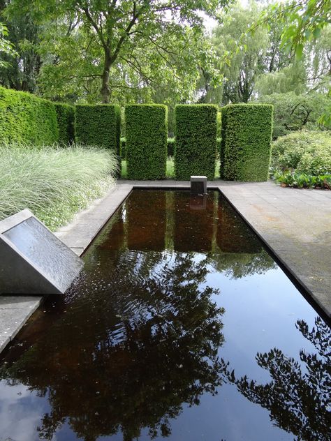 10 Garden Ideas to Steal from the Netherlands - Gardenista Miscanthus Morning Light, Garden Dividers, Dutch Gardens, Pond Fountains, Cottage Garden Design, Professional Landscaping, Garden Arbor, Modern Garden Design, Water Features In The Garden