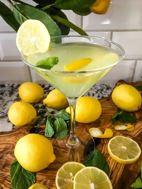 This Amalfi Martini Limoncello recipe is an easy and fresh citrus Italian cocktail made with gin and limoncello. A limoncello martini drink recipe for summer. #Italiancocktails #lemoncocktails #gincocktails #limoncellococktails Martinis With Gin, Lemoncello And Gin Drinks, Gin And Limoncello Cocktail, Lemonchello Drinks Vodka, Limoncello Gin Cocktail, Italian Themed Cocktails, Limoncello Cocktails Recipes, Limoncello Martini Recipe, Drinks Made With Gin