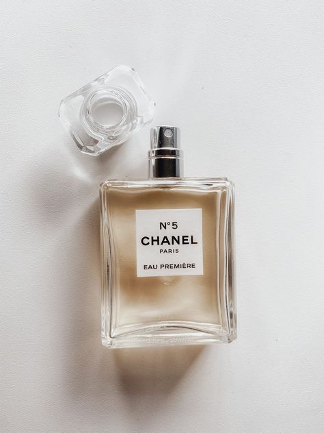 2020 has been the year of many strange happenings, one of those being my developing a love for the chanel no.5 line - in particular No.5 Eau Premiere, No.5 Eau de Toilette and No.5 Parfum. Koleksi Makeup, Chanel Boutique, Perfume Reviews, Chanel No 5, Chanel Perfume, Perfume Design, Perfume Lover, Luxury Perfume, Perfume Collection