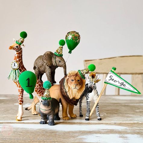 Cake Topper Animals - Harley’s Instagram post: “○●|SAFARI TIME |●○ A cute little family shot in hommage to my most popular theme...green and gold safari animals! I'm thinking of…” Animal Cake Toppers, Peggy Porschen Cakes, Elephant Cakes, Baby Zebra, Circus Animals, Jungle Birthday, Animal Cake, Party Animals, Safari Party