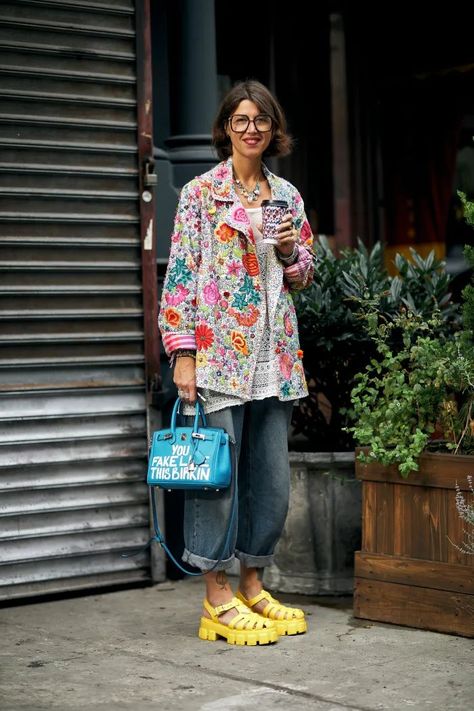 Pale Pink Shirt Outfit, Pink Shirt Outfit, Purple Tights, Fashion Trend Forecast, Midsize Outfits, Quirky Style, New York Fashion Week Street Style, Bodo, Fashion People