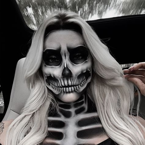 Simple Skeleton Makeup Halloween, Half Painted Skeleton Face, Gothic Skeleton Makeup, Skeleton Sfx Makeup, Halloween Skeleton Face Makeup, Beautiful Ghost Makeup, White Hair Costume Ideas, Sinister Clown Makeup, Skull Eye Makeup