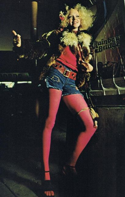 Hitchhiker? 70s groupie? Whoever she is, we love her and her amazing outfit. Famous Groupies, Patti Hansen, Glamorous Interiors, 70s Glam, Star Magazine, Lauren Hutton, 70s Aesthetic, I'm With The Band, 1970s Fashion