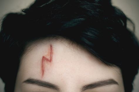 And lastly, this *EPIC* prosthetic Harry scar for when you’re feeling super legit. | 15 Gifts Every Harry Potter Beauty Fanatic Secretly Wants Harry Potter Scar Makeup, Harry Potter Halloween Makeup, Harry Potter Makeup Looks, Harry Potter Scar Tattoo, Maquillage Harry Potter, Harry's Scar, Harry Potter Scar, Harry Potter Makeup, Scar Makeup