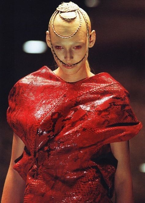 Alexander McQueen’s most dark and twisted moments As Halloween approaches, we look back at five times the designer drew on horror Alexander Mcqueen Runway, Cl Fashion, Alexander Mcqueens, Savage Beauty, Alexander Mcqueen Fashion, Sarah Burton, Mcqueen Fashion, Gisele Bündchen, Couture Mode