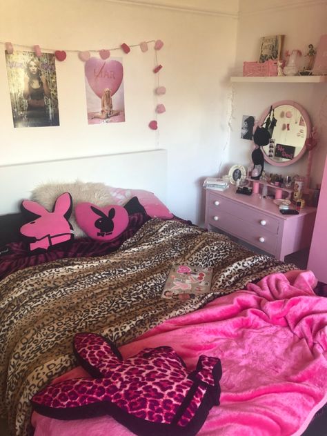 Y2k bedroom playboy pink juicy couture Trashy Y2k Bedroom, 2000s Room, Y2k Bedroom, Decor Ideas Bedroom, Trashy Y2k, Ideas Hogar, Girly Room, Pretty Room, Dreamy Room