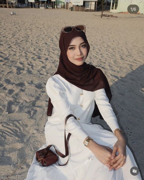 Outfit Beach Hijab, Beach Hijab Outfit Ideas, Hijab Beach Outfit, Beach Hijab, Hijab Fits, Hijab Ideas, Ootd Poses, Muslim Fashion Outfits, Outfit Hijab