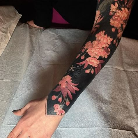 Artist Took The Blackout Tattoo Trend To The Next Level By Tattooing Renaissance-Inspired Blossoms On People's Limbs Esther Garcia, Blackout Tattoo, 4 Tattoo, Flower Tattoo Sleeve, Tatuaje A Color, Full Sleeve Tattoos, Full Sleeve Tattoo, Best Sleeve Tattoos, Sleeve Tattoos For Women