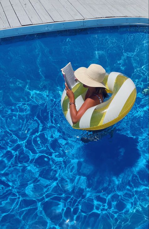 #fashion #books #aesthetic #summerstyle #vacation #reading Pool Book Photo, Laptop By The Pool, Lounging By Pool Aesthetic, Reading By The Pool, Reading By The Pool Aesthetic, Summer Instagram Pictures, Summer Instagram, Pool Floats, Girl Reading