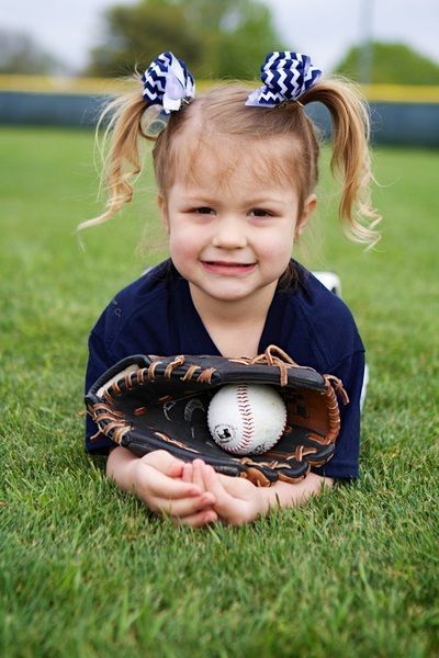 Softball Pictures Poses, Softball Picture, Softball Photography, Softball Photos, Sports Crafts, Baseball Tips, Baseball Photography, Independent Day, Softball Pictures