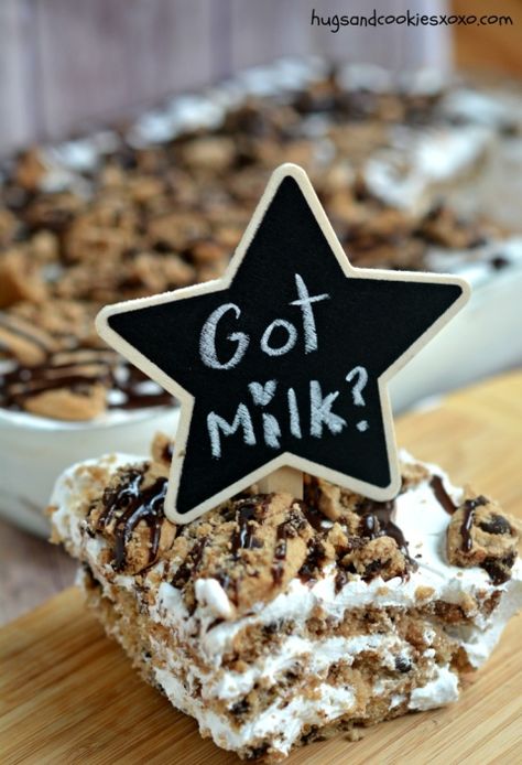 Milk and cookies dessert. Like the Oreo one that EVERYONE loves! Slice Cookies, Community Dinner, Royal Food, Dessert Lasagna, Chips Ahoy Cookies, Ice Box Cake, Cool Whip Desserts, Box Cakes, Team Dinner