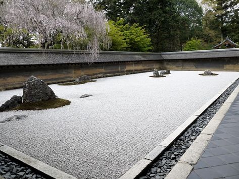 Ryoanji Temple: Kyoto’s Best Zen Rock Garden - Japan Web Magazine Japanese Stone Garden, Rock Flower Beds, Ryoanji, Pictures Of Rocks, Japanese Rock Garden, Zen Rock Garden, Zen Rock, Japan Wall Art, Chateau Versailles