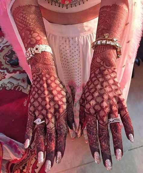 Mehendi Jaal Designs, Bridal Nail Art With Mehendi, Elegant Bridal Mehndi Designs, Jaal Mehndi Design, Wedding Henna Designs Brides Indian Bridal, Mehendi For Engagement Brides, Mehandi Designs For Bride Indian Bridal, Nail Art For Wedding Indian Brides, Gorgeous Mehendi Designs