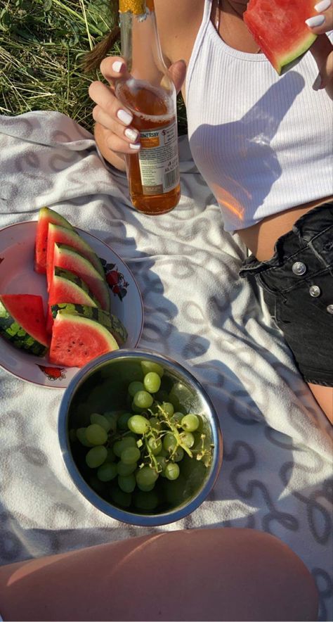 picnic with a friend ❤️, beer🍺 ,watermelon🍉 ,grapes🍇, free time🌾, nature🌻, @juleczkamz2003 🥰 Watermelon Picnic, Picnic Fruit, Aesthetic Picnic, Summer Aesthetics, Fruit Mixes, Free Time, Watermelon, Grapes, Juice