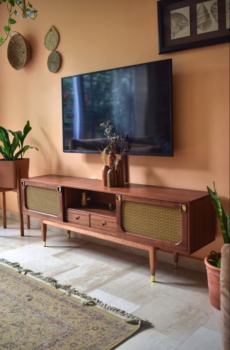 Eclectic Tv Unit, Retro Tv Unit Living Rooms, Tv Stand Maximalist, Tv Console Bohemian, Media Console Living Room Vintage, Retro Entertainment Center, Vintage Wood Tv Stand, Tv Unit Design Mid Century Modern, Television Console Ideas