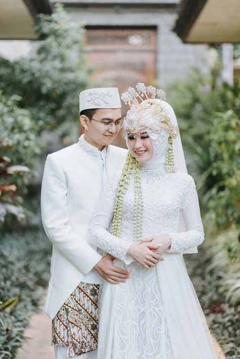 Photo Prewedding, Pose Pengantin, Muslim Wedding Photography, Indonesian Wedding, Muslimah Wedding Dress, Muslimah Wedding, Bali Lombok, Wedding Photo Studio, Foto Wedding