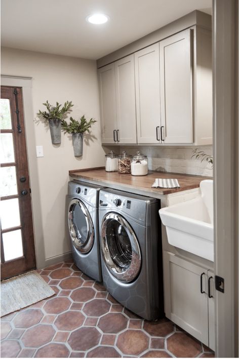 Diy Lavanderia, Farmhouse Laundry Room Ideas, Modern Farmhouse Laundry Room, Laundry Room Decorating, Laundry Room Storage Shelves, Small Laundry Room Organization, Room Storage Diy, Basement Laundry, Mudroom Laundry Room