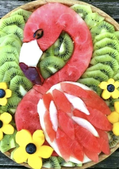 Flamingo Watermelon Carving, Flamingo Fruit Tray, Flamingo Charcuterie Board, Fun Kid Breakfast, Watermelon Animals, Funny Food Pictures, Flamingo Watermelon, Deco Fruit, Fruit Creations