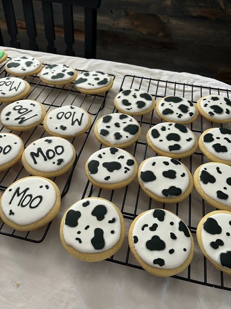 Cow Themed Cookies, Cow Food, 1st Birthday Foods, Cow Cookies, Cow Birthday Parties, Cow Cakes, Theme Cookies, Cow Baby Showers, Rodeo Birthday