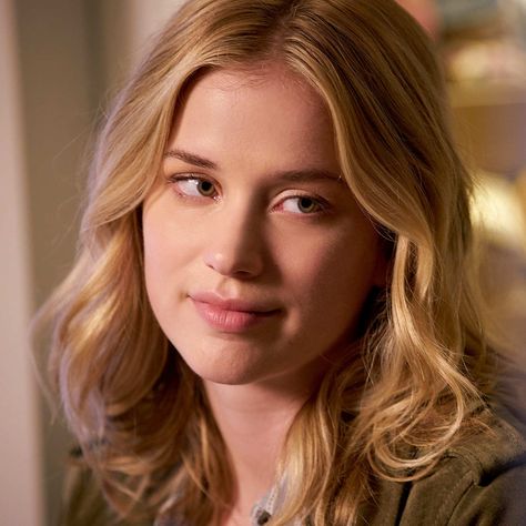 Elizabeth Lail, Blonde Actresses, Mary Elizabeth, Mens Hairstyles Short, Beck, Serie Tv, American Actress, Short Hair Cuts, Beautiful People