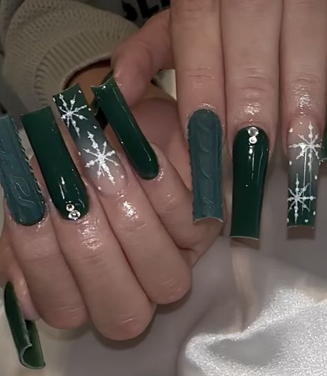 Christmas Nails Designs Green, Green Acrylic Nails Christmas, Dark Green Christmas Nails Acrylic, Green Acrylic Christmas Nails, Green Nails Ideas Christmas, Emerald Green Winter Nails, Green Winter Nails Acrylic, Green Christmas Acrylics, Christmas Acrilycs