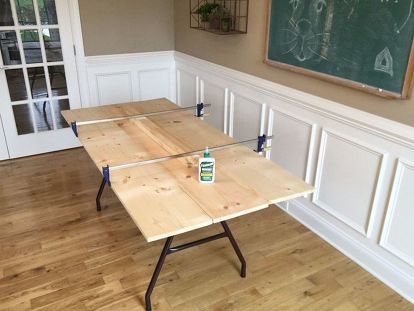 Give that ugly, old banquet table a new lease on life by adding a new table top! #diy #diyhomedecor #budgetdecor #table Folding Table Makeover, Table Top Diy, End Table Makeover, Dining Table Makeover, Kitchen Table Makeover, Farmhouse Style Table, Diy Dining Table, Banquet Table, Top Diy