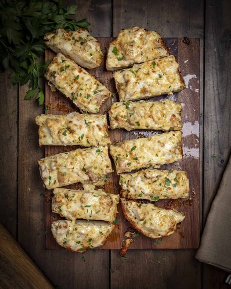 The viral chicken Alfredo garlic bread Alfredo Garlic Bread, French Bread Pizzas, The Best Garlic Bread, Weekly Dinner Ideas, Best Garlic Bread, Sandwich Sides, Appetizer Sandwiches, Breakfast Appetizers, Garlic Bread Recipe