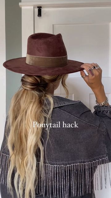 Hair Styles With Wide Brim Hat, Side Braid With Hat Hairstyles, Side Ponytail With Hat, Boho Hair With Hat, Hair Dos With Hats, Cute Hat Hairstyles For Medium Hair, Flat Brim Hat Hairstyles, Fall Hat Hairstyles, Brim Hat Hairstyles