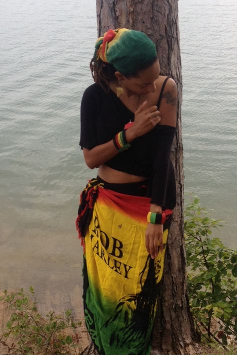 Rasta Women Outfits, Rastafarian Women Aesthetic, Reggae Outfits For Women, Jamaican Aesthetic Outfit, Bob Marley Style, Jamaican Women Fashion, Reagge Outfit, Jamaican Cultural Outfits, 90s Jamaican Fashion