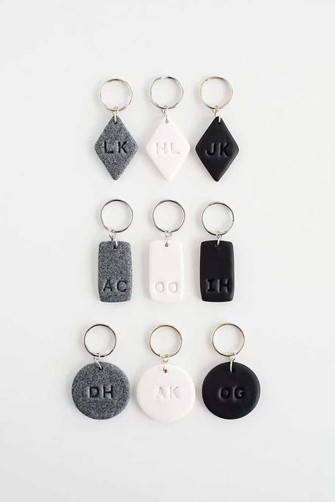 15 Pretty Handmade Gift Ideas Made of Clay Boyfriend Christmas Diy, Diy Christmas Gifts For Boyfriend, Keychains Diy, Diy Gifts For Girlfriend, Diy Anniversary Gift, Clay Keychain, Diy Monogram, Diy Gifts For Dad, Diy Gifts For Mom