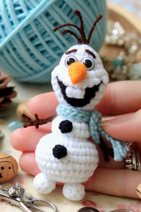 Create a delightful crochet Olaf keychain with this detailed pattern. Perfect for fans of Disney's Frozen and crochet enthusiasts! Crochet Olaf, Small Snowman, Crochet Snowman, Confection Au Crochet, Half Double Crochet Stitch, Crochet Disney, Snowmen Patterns, Christmas Crochet Patterns, Crochet Keychain