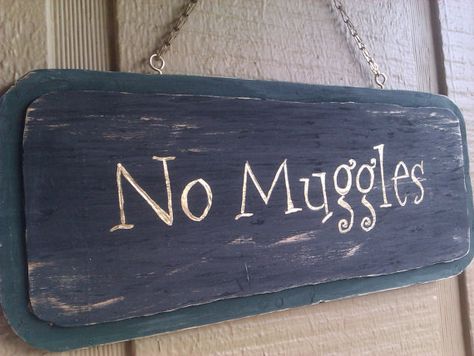 <3 it Harry Potter Sign, Harry Potter Bedroom Decor, Classe Harry Potter, Cumpleaños Harry Potter, Stile Harry Potter, Harry Potter Room Decor, Harry Potter Classroom, Harry Potter Bedroom, Harry Potter Theme Party