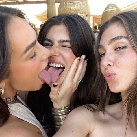 Bestie Kissing, Friends Girls Two Kisses, Anime Tounge Out Face, Tongue Kissing, Woman Loving Woman, Girlfriend Goals, Cute Couples Kissing, Cute Friends, Friend Photos