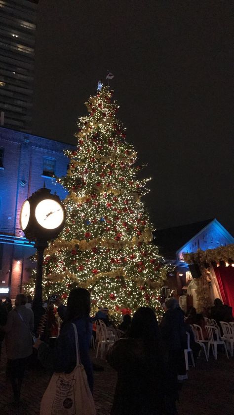 Toronto Christmas Market Distillery District Canada Christmas Aesthetic, Distillery District Toronto Christmas, Christmas Market Toronto, Toronto Aesthetic Winter, Toronto Christmas Market, Toronto Canada Winter, Christmas In Toronto, Toronto Activities, Christmas Canada