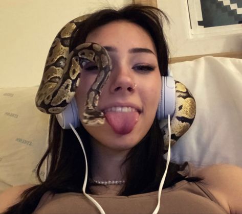 Mila Prescott Icons, Cola Monkey 55, Mila Prescott Rares, Snake Pfp, Mila Prescott, Pelo Color Vino, Snake Terrarium, Lq Pfp, Pretty Snakes