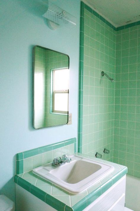 Vintage bathroom reproduction, mint Mint Green Tile Bathroom, Seafoam Green Bathroom, Vintage Green Bathroom, Mint Green Bathrooms, Mint Bathroom, Bathroom Retro, Glamorous Bathroom Decor, Green Tile Bathroom, Green Bathroom Decor