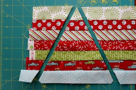 Strip Quilting, Christmas Table Runner Pattern, Colchas Quilting, Quilted Table Runners Christmas, Christmas Quilting Projects, Table Runner Tutorial, Christmas Tree Quilt, Christmas Sewing Projects, Christmas Quilt Patterns