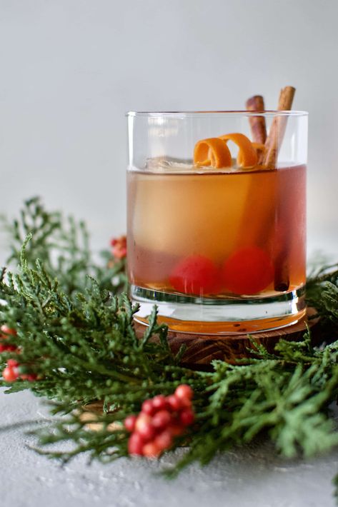 Brown Sugar Cranberry Bourbon Cocktail, Brown Sugar Bourbon Cocktail, Sweet Old Fashioned Cocktail, Cranberry Old Fashioned, Bourbon Holiday Drinks, Brown Sugar Old Fashioned Cocktail, Bourbon Holiday Cocktail, Holiday Old Fashioned, Whiskey Recipes