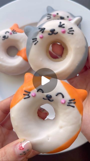 Donuts Cake Birthday, Cat Cookie Cake, Heart Cake Roll, Animal Donut Ideas, Cat Pastries, Cat Desserts For Cats, Donut Cake Birthday, Cute Pastries, Cat Doughnut