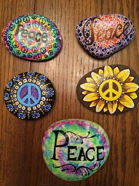 Peace painted rocks Rocks Design, Diy River Rock, Garden River, Rock Tile, Peace Sign Art, Yard And Garden, Hippie Painting, Painted Rocks Craft, River Rocks