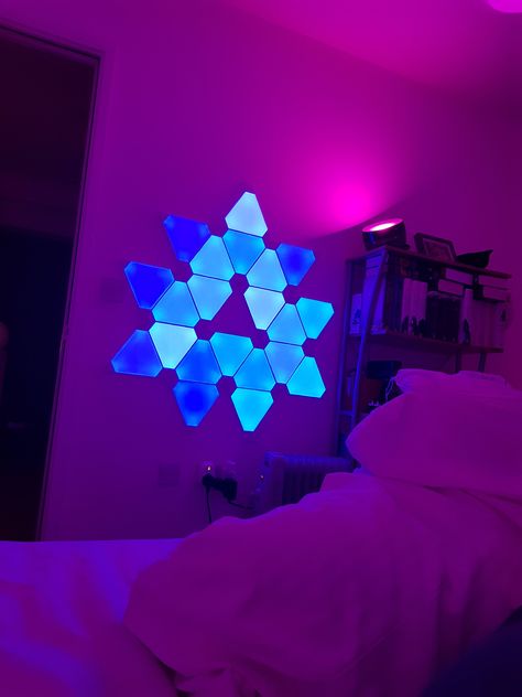 Nano leaf Design Nano Leaf Lights Design, Nanoleaf Design Ideas, Pent House Apartment Interior Design, Small Gaming Bedroom, Nanoleaf Panels, Hygge Bedroom Ideas, Cool Gaming Rooms, Nanoleaf Designs, Nanoleaf Lights