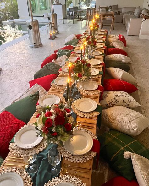 Christmas Luxury Picnic, Christmas Themed Picnic, Christmas Picnic Ideas, Friendmas Party Decorations, Friendsmas Theme Ideas, Friendmas Party Ideas, Friendsmas Party Ideas, Christmas Picnic, Bday Picnic