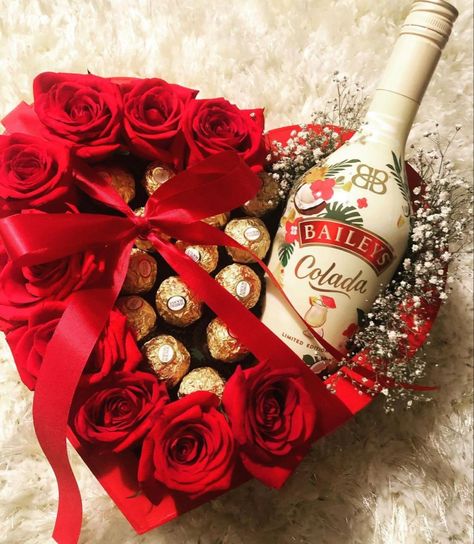 Bottle And Roses Gift, Valentines Arrangements For Men, Valentine Gifts Flowers, Valentines Flower Arrangements Ideas, Gift Arrangements Ideas, Valentines Basket Ideas, Booze Bouquet, Wine Gift Box Ideas, Valentines Baskets