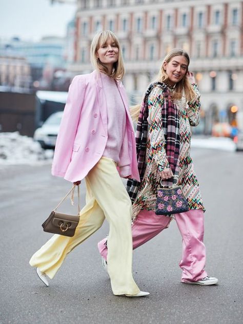 Kicking off 2018 in style, it's the Scandi crew at Stockholm Fashion Week. Here are the best street style looks from the chilly Swedish city. Mode Pastel, Fashion Trend Book, Stockholm Fashion Week, Straight Cut Jeans, Looks Street Style, Street Style Trends, Stockholm Fashion, Mode Inspo, Cool Street Fashion