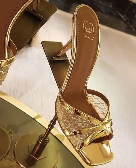 Gold Sandals Heels, Heels Aesthetic, Dr Shoes, Shoe Designs, Stunning Shoes, Hot Heels, Fancy Shoes, Cute Heels, Bag Shoes