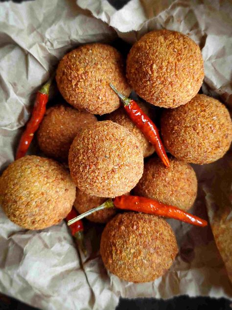 Srilankan Food, Fluffy Bun, Fish Cutlets, Deep Fried Fish, Fish Snacks, Spicy Appetizers, Sri Lankan Recipes, Fish Ball, Lentil Curry