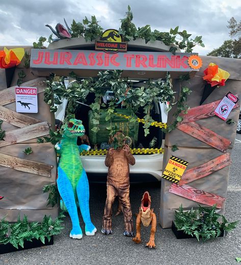 Dinosaur Trunk Or Treat, Halloween Kid Games, Indoor Backyard, Trunker Treat Ideas, Jurassic Park Jeep, Jurassic Park Party, Trunk Or Treat Ideas, Park Party, Creepy Costumes