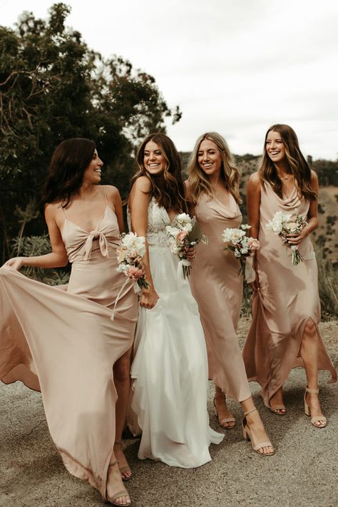 Boda Mexicana, Lovely Bride, Bridesmaids Photos, Wedding Robe, Country Wedding Dresses, Bridesmaid Style, Bridesmaids And Groomsmen, Maid Dress, Wedding Mood