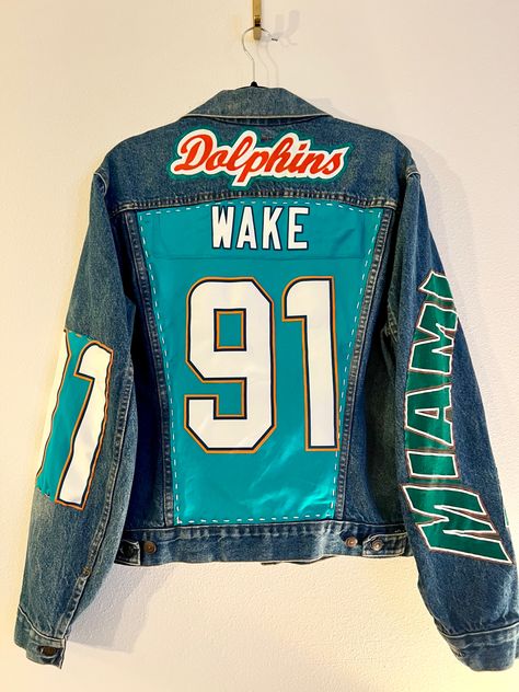 Sports Denim Jacket, Nfl Jean Jacket, Jean Jackets Diy, Diy Painted Jeans, Eagles Outfit, Sparkle Clothes, Denim Jacket Design, Spirit Jeans, Step Team