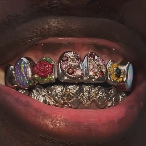 Grillz by @dusaint.duvel / / / #grillz #gold #silver Sza Singer Grillz, Grills Photoshoot, Diamond Grillz For Females, Blue Grillz, Diamond Grillz Aesthetic, Couple Grillz, Grills Teeth Aesthetic, Teeth Grills For Women, Beyonce Grill